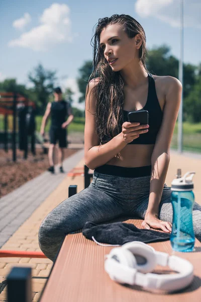 Mujer deportiva con smartphone - foto de stock
