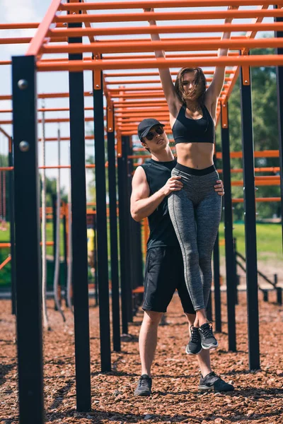 Entrenador ayudando a mujer - foto de stock