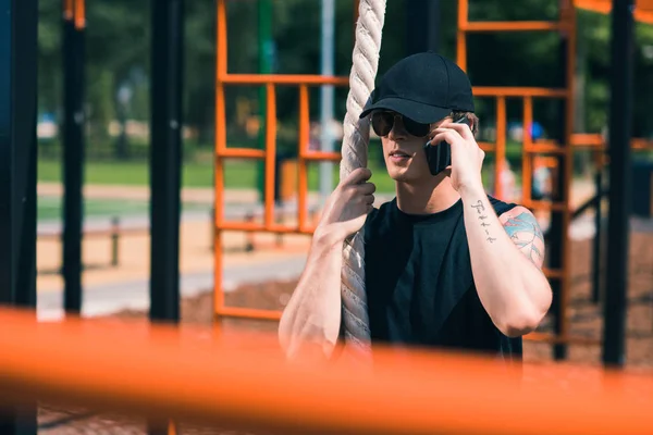 Hombre hablando en smartphone - foto de stock