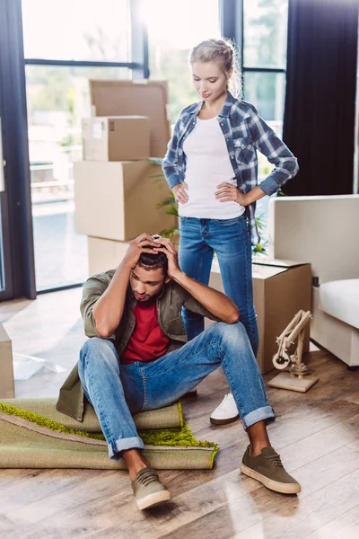 Jeune couple dans un nouvel appartement — Photo de stock