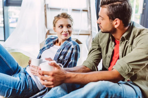 Paar trinkt Tee in neuer Wohnung — Stockfoto