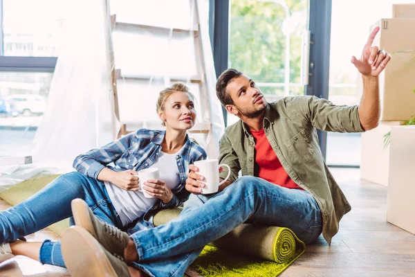 Paar trinkt Tee in neuer Wohnung — Stockfoto