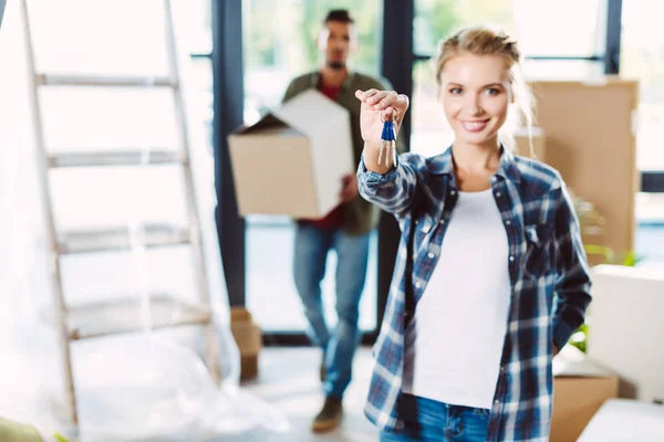 Couple avec clés dans une maison neuve — Photo de stock