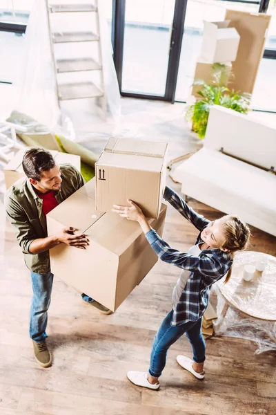 Couple with cardboard boxes in new house — Stock Photo