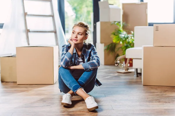 Attraktives Mädchen im neuen Haus — Stockfoto