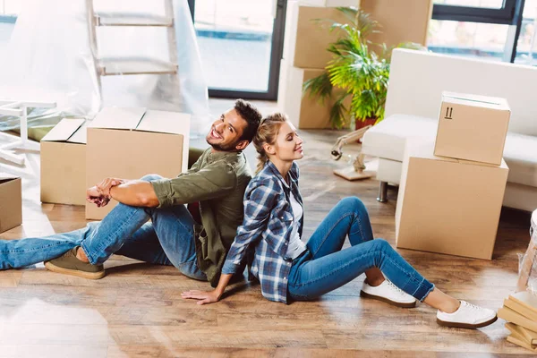 Casal com caixas de papelão na nova casa — Fotografia de Stock