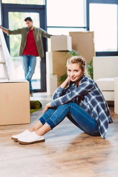 Couple with cardboard boxes in new house — Stock Photo