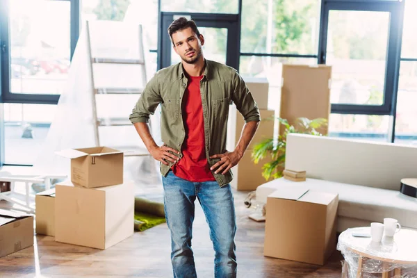 Bonito homem no novo casa — Fotografia de Stock