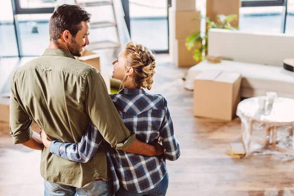 Pareja feliz en casa nueva - foto de stock