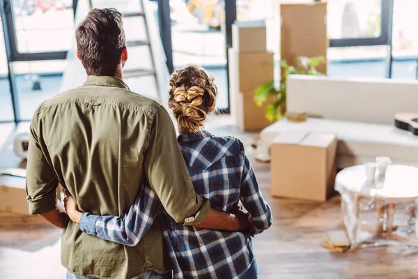 Paar umarmt sich in neuem Haus — Stockfoto