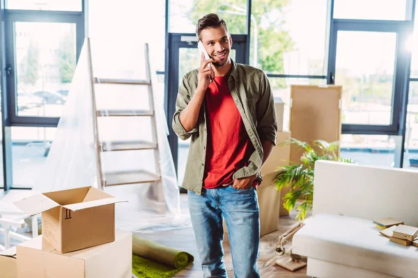 Hombre hablando en smartphone - foto de stock