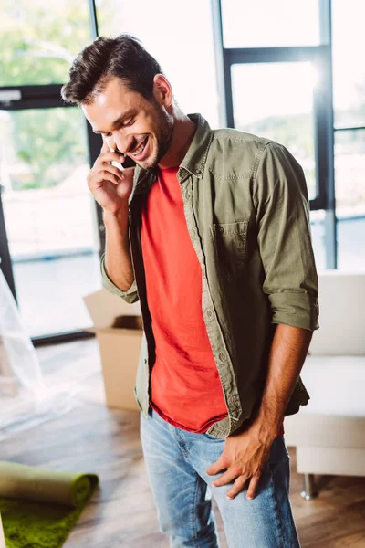 Homem falando no smartphone — Fotografia de Stock