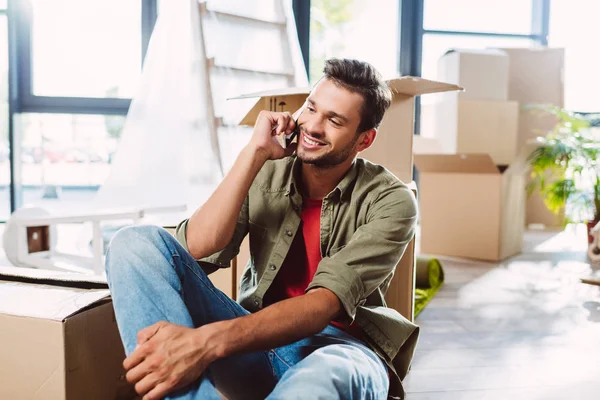 Uomo che parla su smartphone — Foto stock