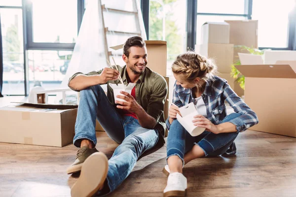 Couple eating in new house — Stock Photo
