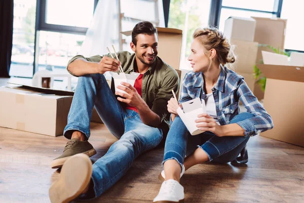 Couple eating in new house — Stock Photo