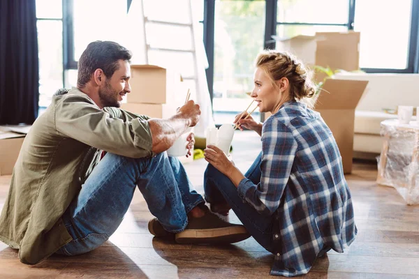 Couple eating in new house — Stock Photo