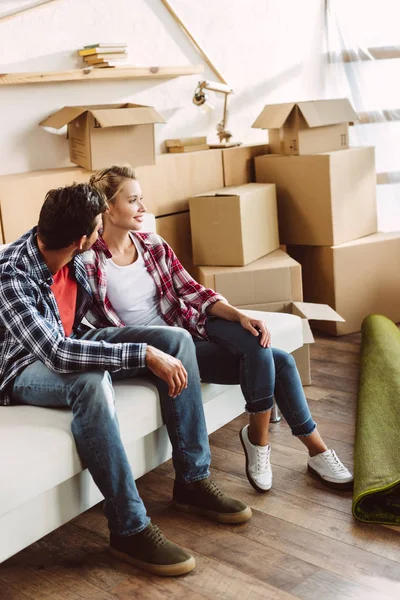 Coppia che riposa in una nuova casa — Foto stock