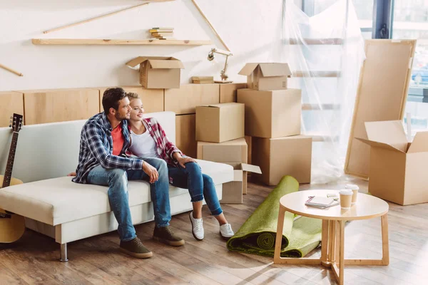 Coppia che riposa in una nuova casa — Foto stock