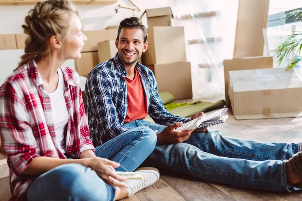 Pareja joven contando dinero - foto de stock