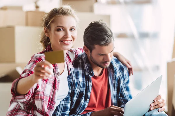 Coppia con computer portatile e carta di credito — Foto stock