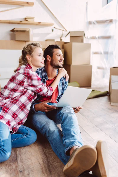 Pareja usando portátil - foto de stock