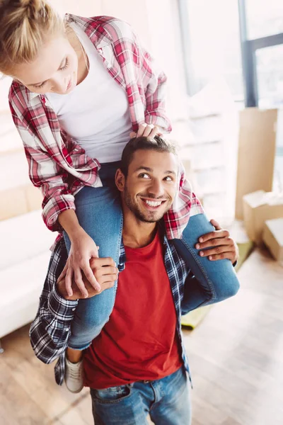 Casal feliz na casa nova — Fotografia de Stock