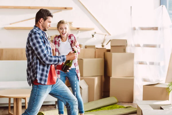 Couple boire du champagne dans une nouvelle maison — Photo de stock