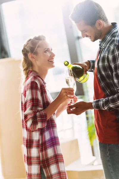 Coppia bere champagne in casa nuova — Foto stock