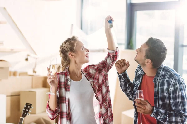 Coppia bere champagne in casa nuova — Foto stock