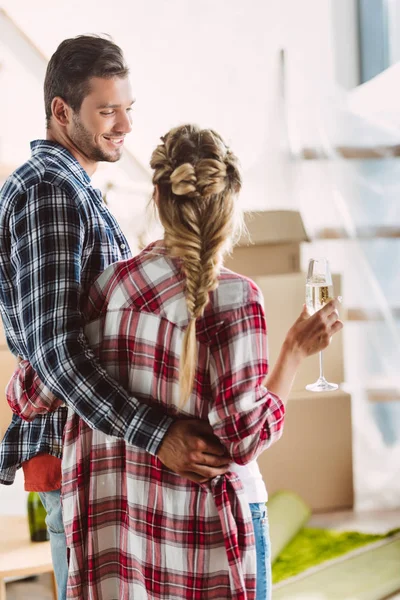 Coppia bere champagne in casa nuova — Foto stock