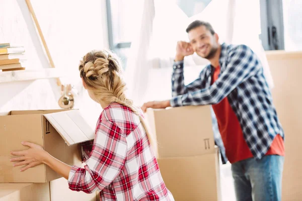 Casal em movimento na nova casa — Fotografia de Stock