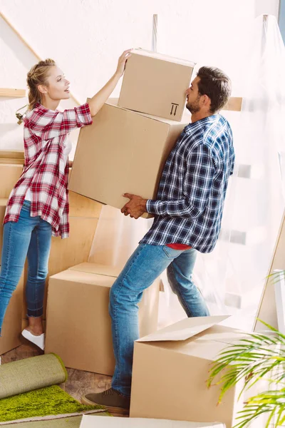 Pareja mudándose en nueva casa - foto de stock