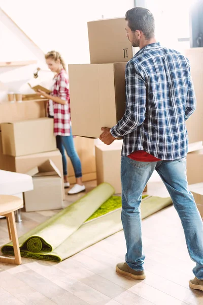 Пара переезжающих в новый дом — Stock Photo