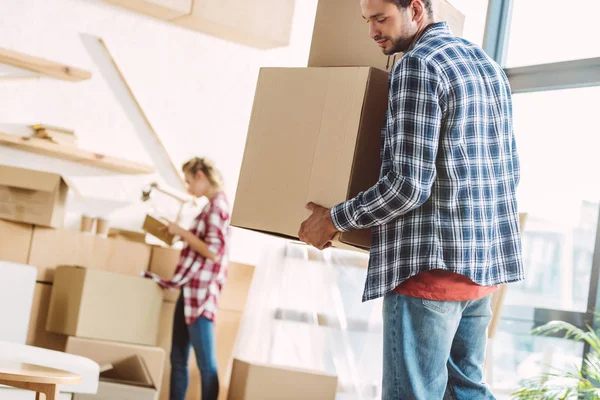 Пара переезжающих в новый дом — Stock Photo