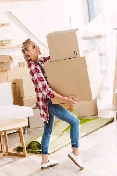 Девушка с картонными коробками — стоковое фото