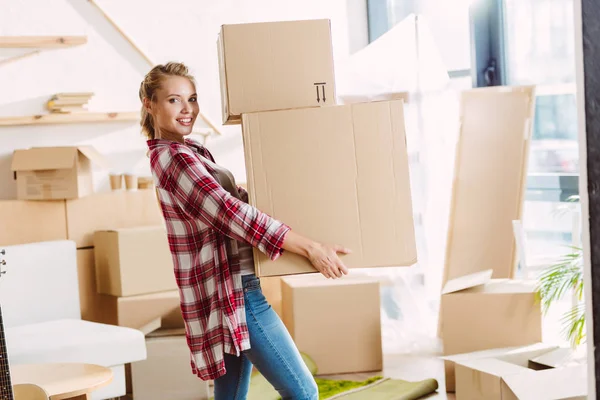 Chica con cajas de cartón - foto de stock