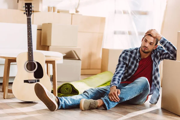 Hombre en casa nueva — Stock Photo