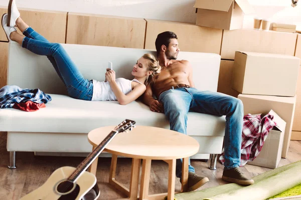 Jeune couple dans une nouvelle maison — Photo de stock