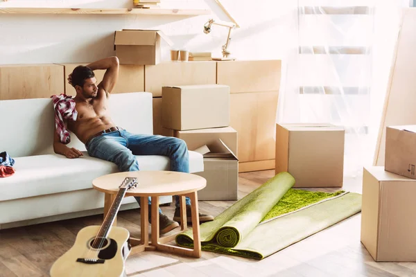 Homem sem camisa se movendo na nova casa — Fotografia de Stock