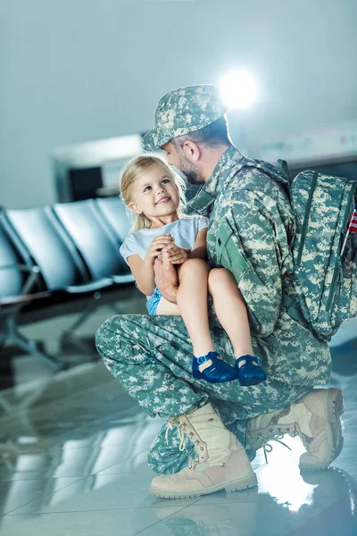 Hija reunión padre en aeropuerto - foto de stock