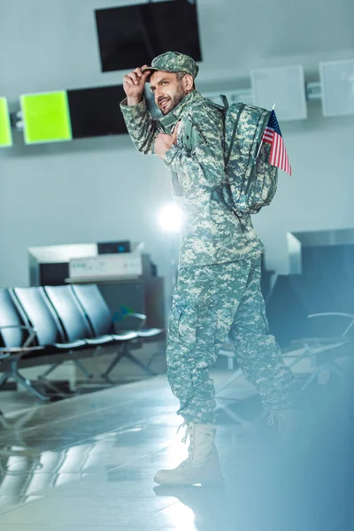 Soldado sonriente en forma militar - foto de stock