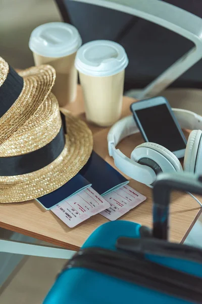 Reiseausrüstung auf Stuhl am Flughafen — Stockfoto