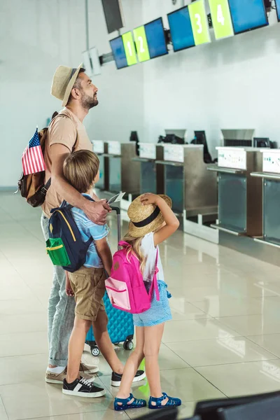 Father and kids at check in desk — Stock Photo