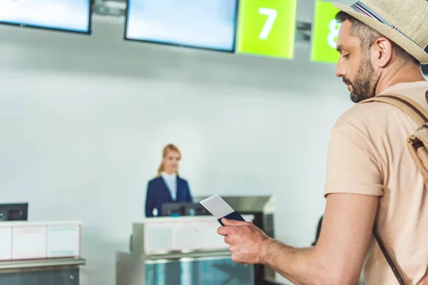 Hombre con pasaporte y billete - foto de stock