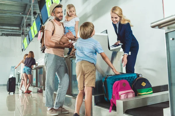 Familie am Check-in-Schalter im Flughafen — Stockfoto