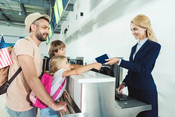 Familie am Check-in-Schalter am Flughafen — Stockfoto