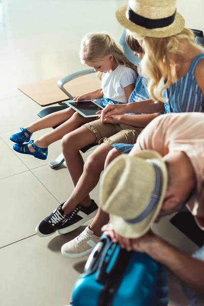 Crianças usando tablet no aeroporto — Fotografia de Stock