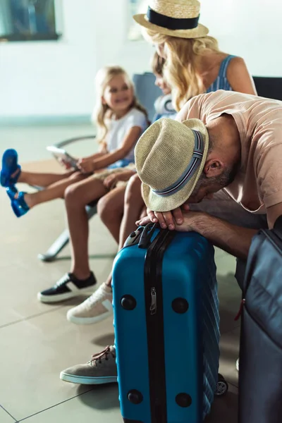 Hombre durmiendo en el aeropuerto - foto de stock