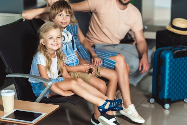 Familia en el aeropuerto - foto de stock
