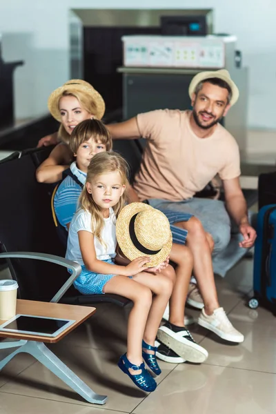 Familia en el aeropuerto - foto de stock